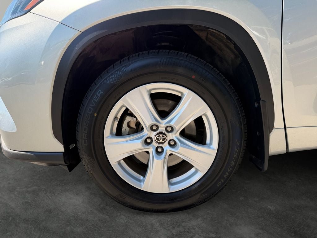 Used 2021 Toyota Highlander L AWD/4WD image 4