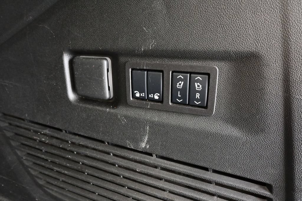 Used 2025 Chevrolet Suburban High Country AWD/4WD image 23