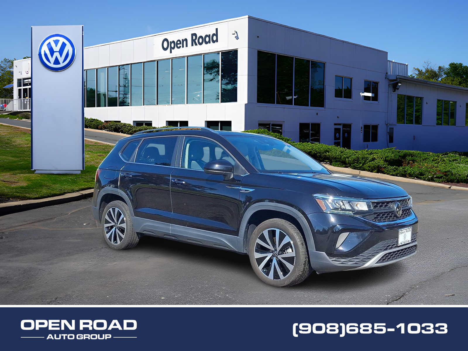 Used 2024 Volkswagen Taos SE w/ Panoramic Sunroof Package