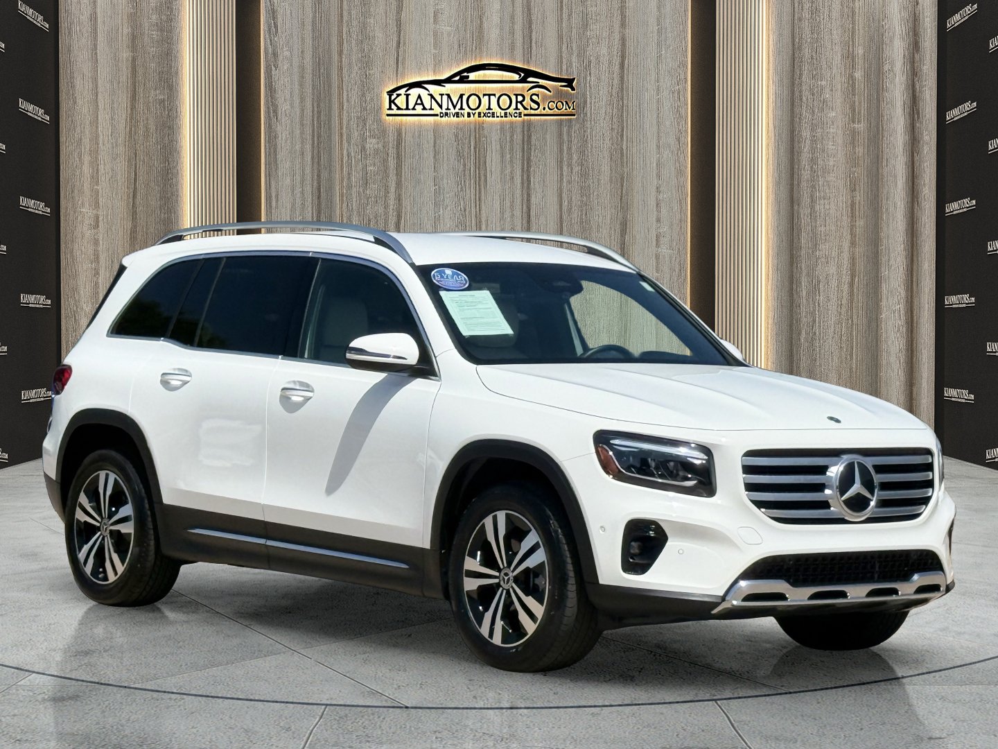 Used 2025 Mercedes-Benz GLB 250 image 1