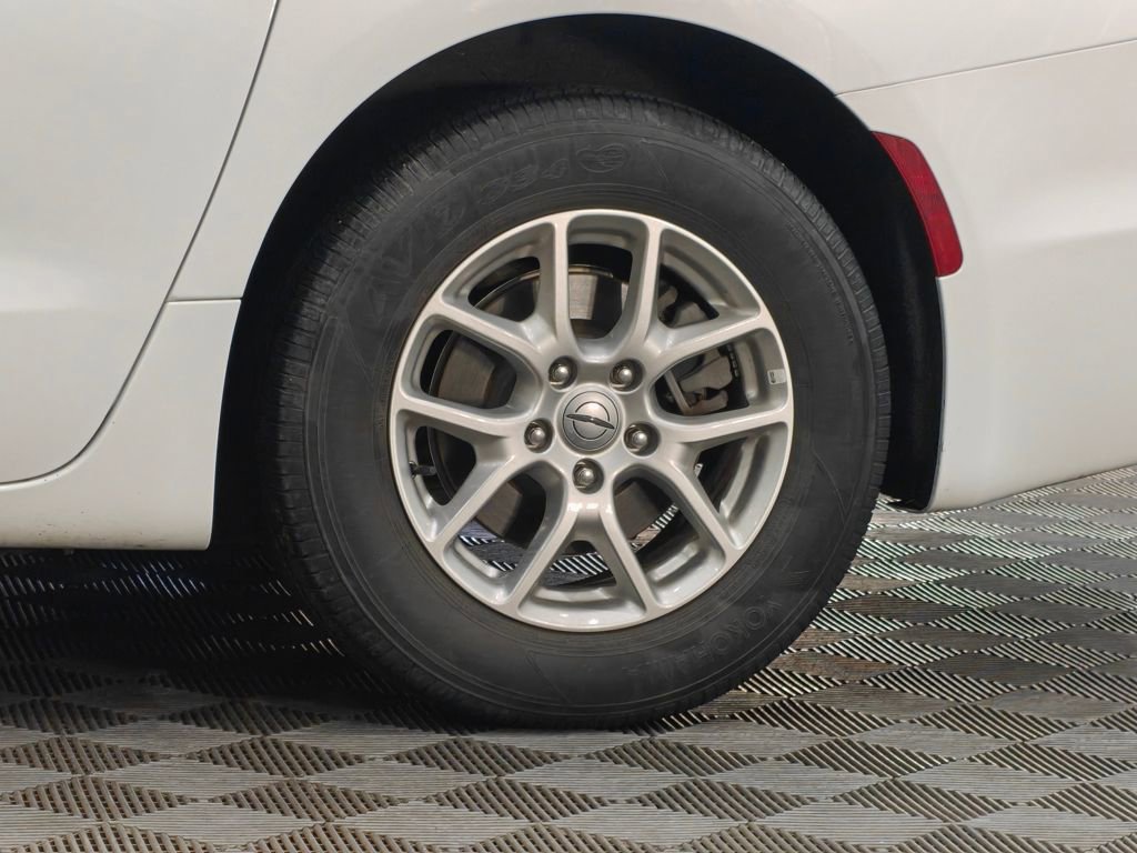 Used 2025 Chrysler Pacifica Select image 61