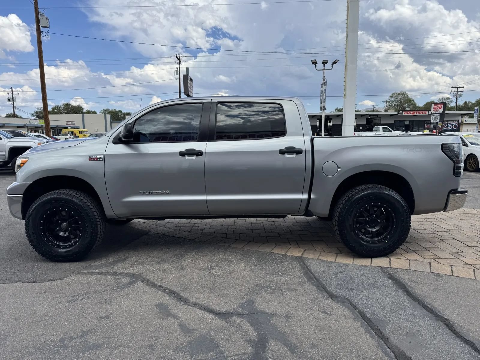 Used 2010 Toyota Tundra 4x4 CrewMax w/ Tow Pkg image 5
