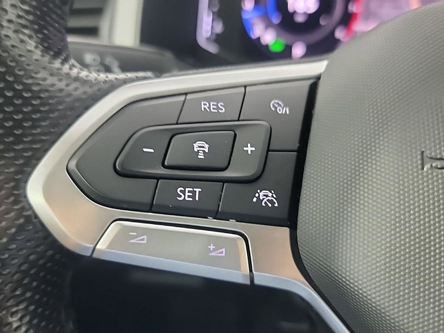 Used 2022 Volkswagen Atlas SEL R-Line image 27