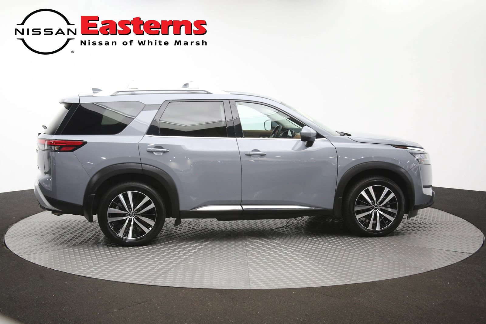 Used 2024 Nissan Pathfinder Platinum w/ Black Appearance Package AWD/4WD image 48