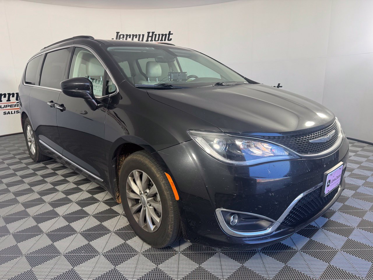 Used 2017 Chrysler Pacifica Touring-L FWD image 6