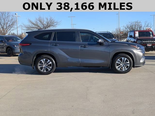 Used 2023 Toyota Highlander XLE image 4