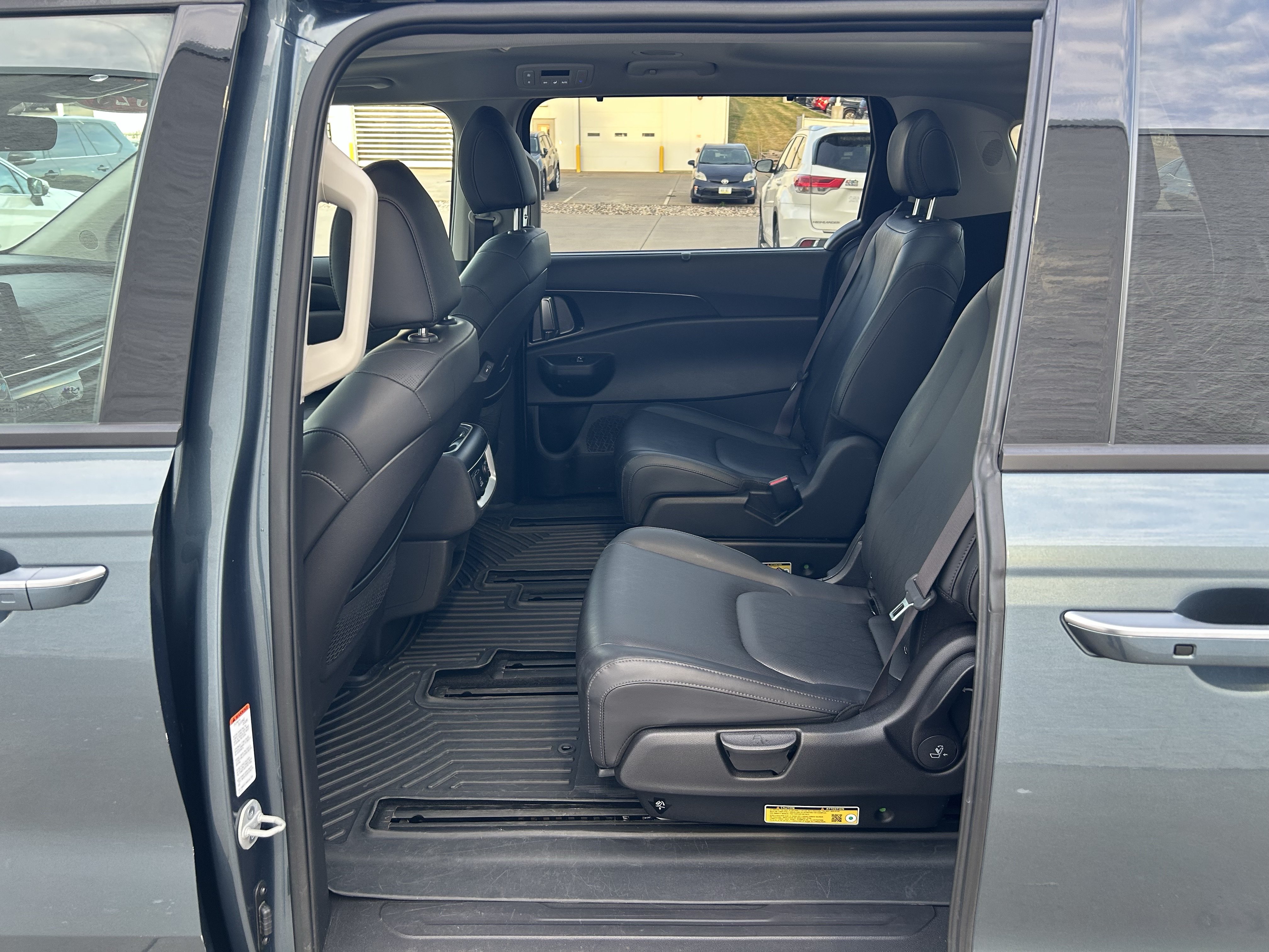 Used 2025 Kia Carnival SX w/ SX Dark Edition Package FWD image 17
