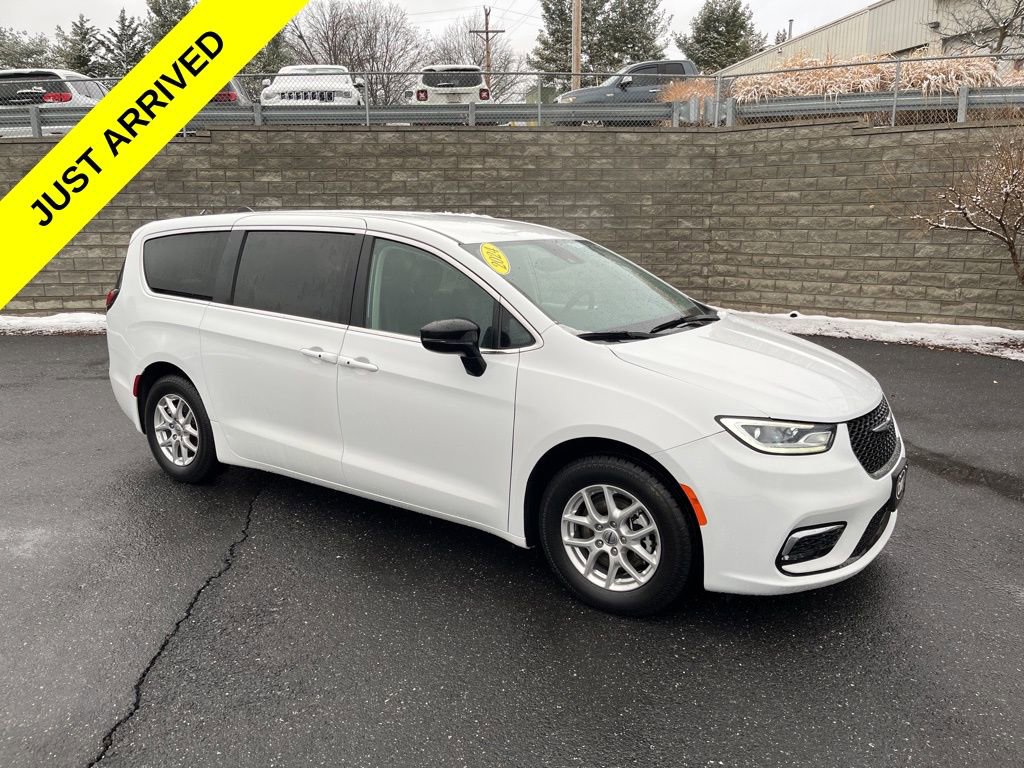 Used 2024 Chrysler Pacifica Touring-L image 1