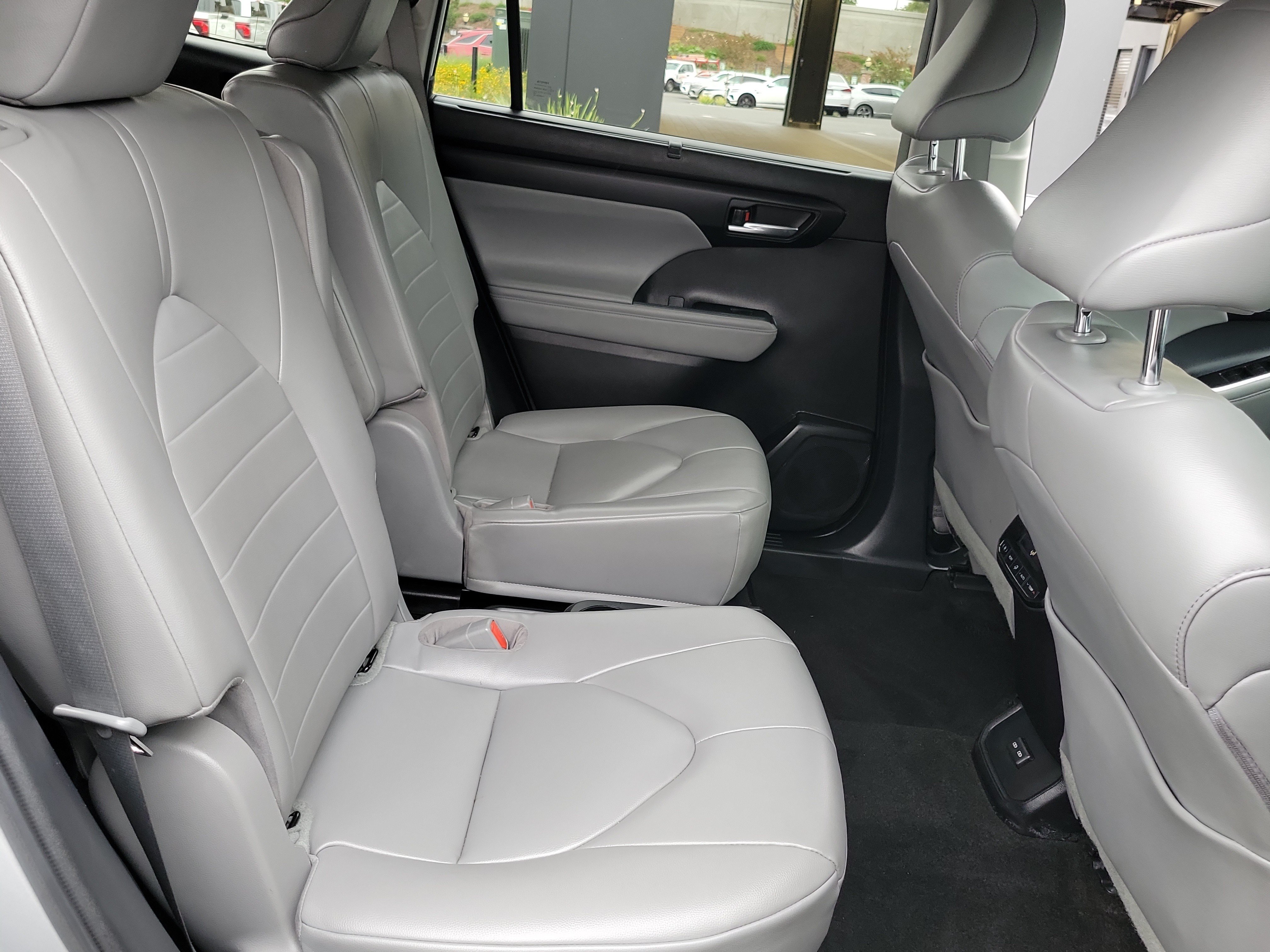 Used 2023 Toyota Highlander XLE FWD image 24