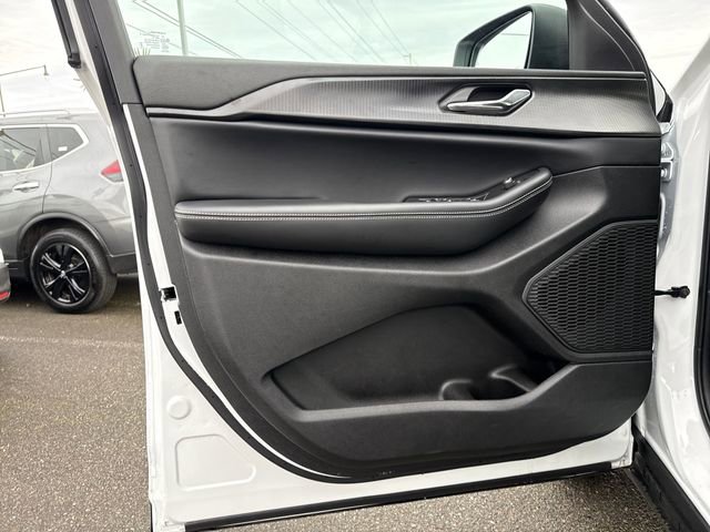 Used 2025 Jeep Grand Cherokee Laredo image 18