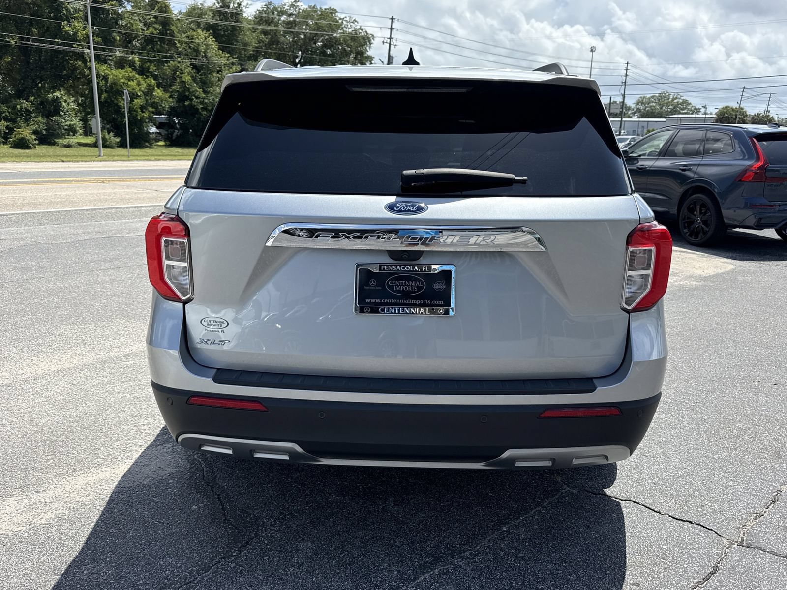 Used 2024 Ford Explorer XLT w/ Equipment Group 202A RWD image 4