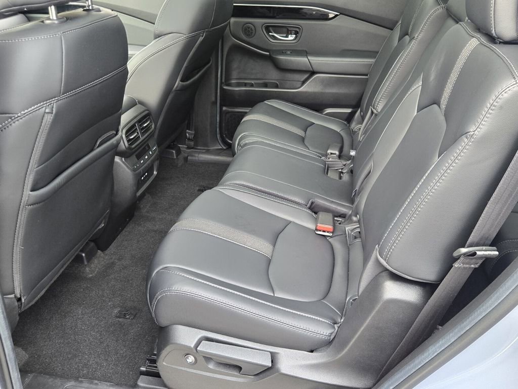 Used 2025 Honda Pilot Touring image 11