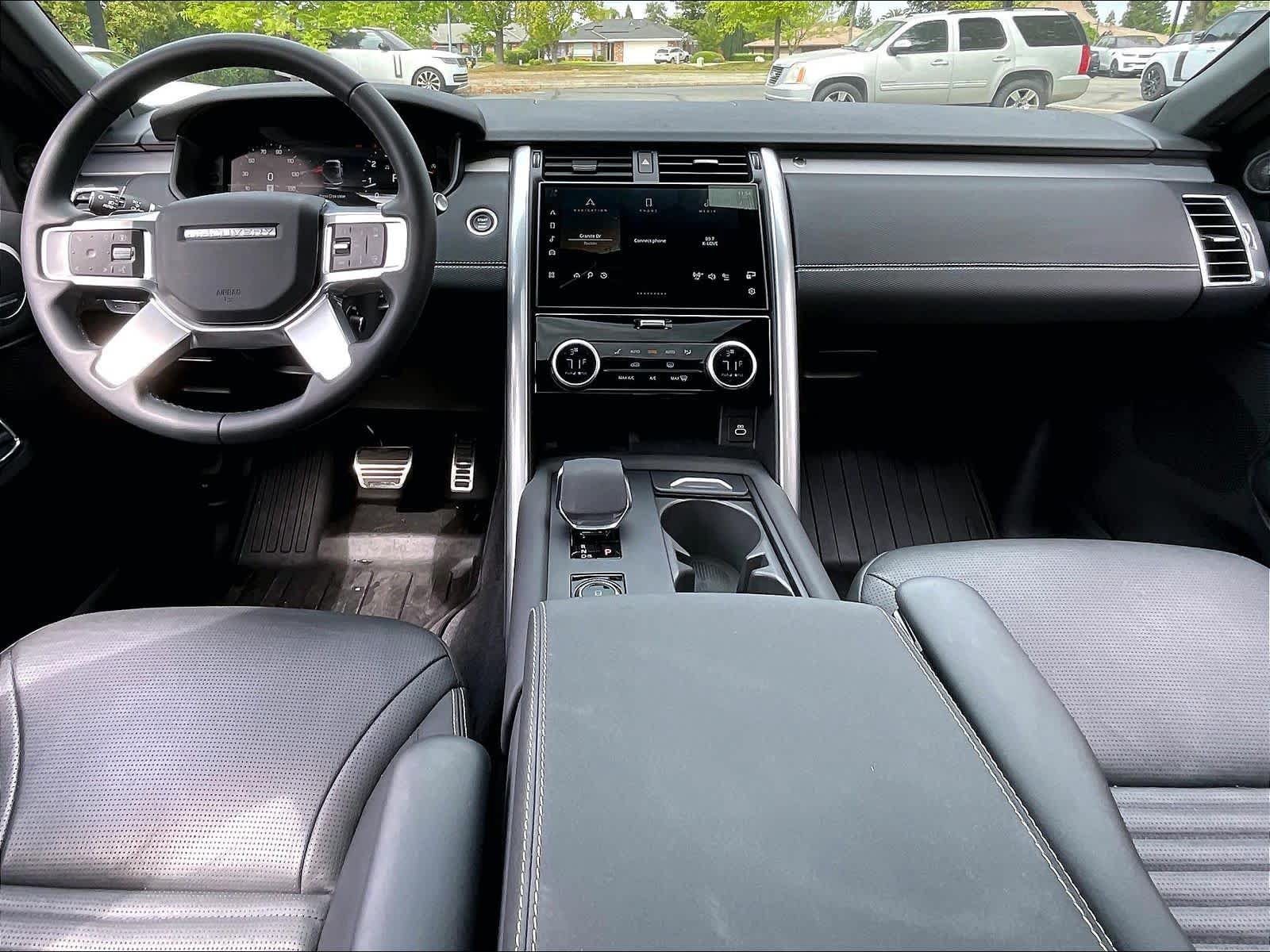Used 2025 Land Rover Discovery Dynamic SE AWD/4WD image 15