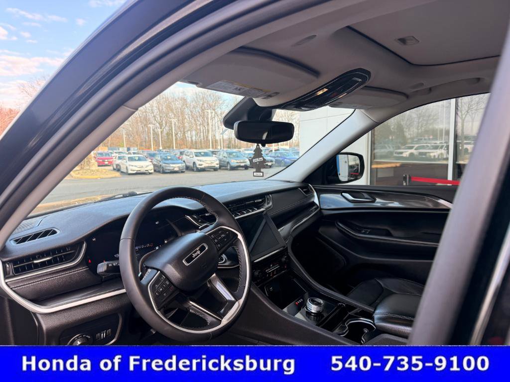 Used 2023 Jeep Grand Cherokee Laredo image 32