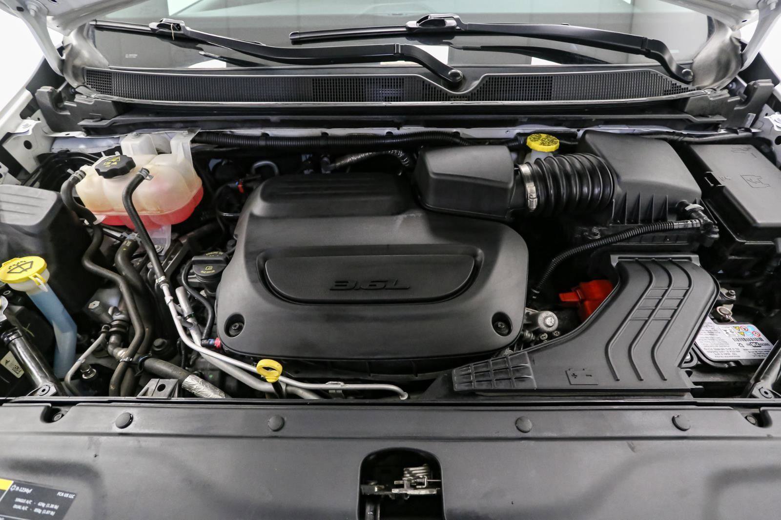 Used 2022 Chrysler Pacifica Touring-L w/ S Appearance Package image 12