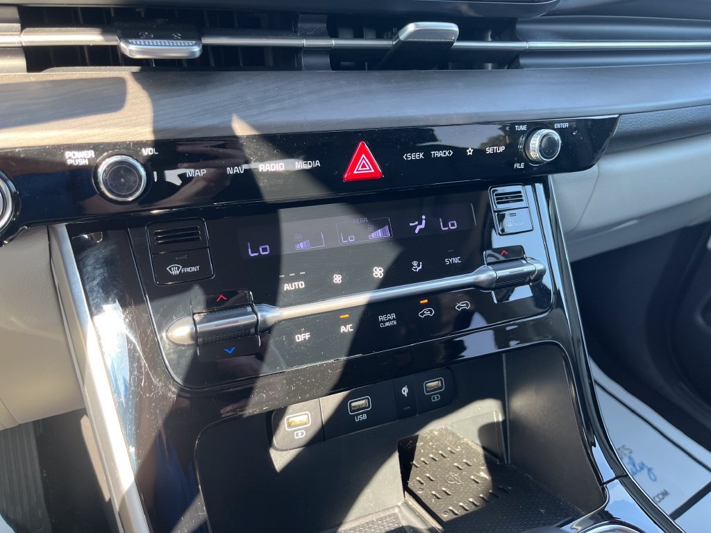 Used 2023 Kia Carnival EX FWD image 20