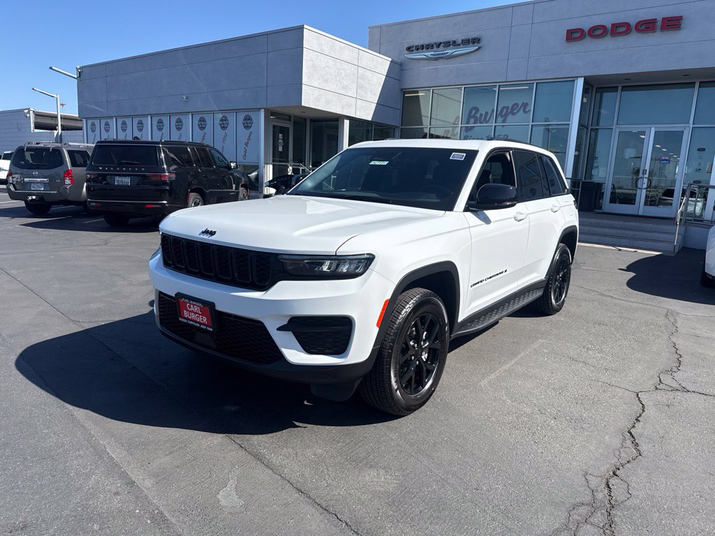 Certified 2025 Jeep Grand Cherokee Altitude AWD/4WD image 3