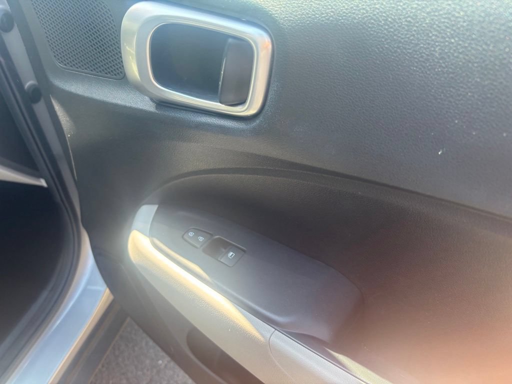 Used 2025 Hyundai Venue SEL FWD image 16