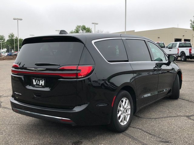 Used 2024 Chrysler Pacifica Touring-L image 24