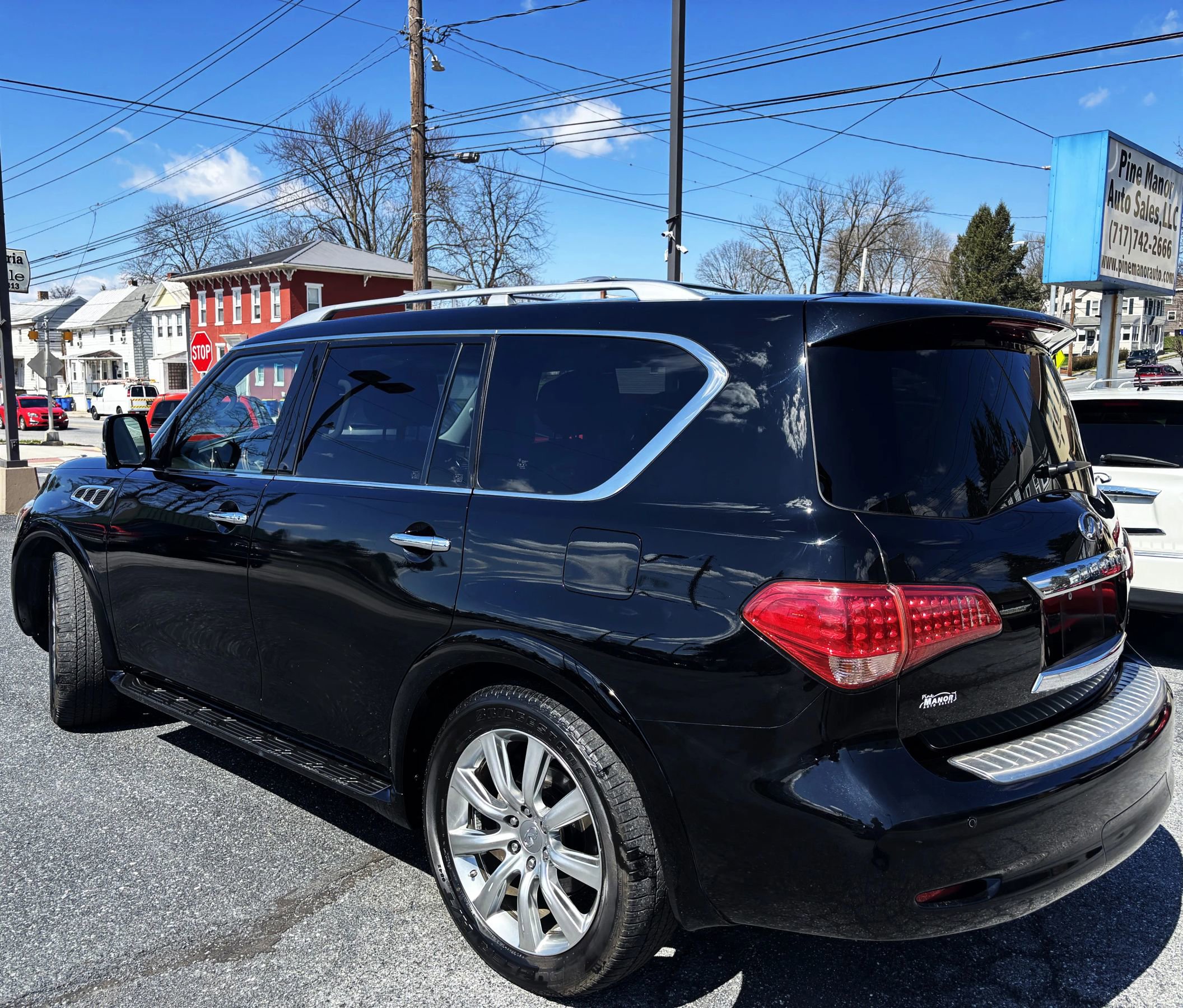 Used 2012 INFINITI QX56 4WD w/ Deluxe Touring Pkg image 4