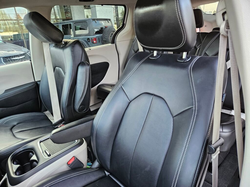 Used 2024 Chrysler Pacifica Touring-L image 14
