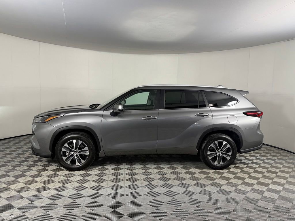 Used 2025 Toyota Highlander XLE FWD image 10