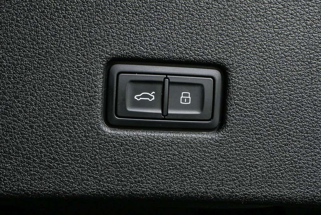 Used 2023 Audi Q8 Prestige w/ Prestige Package image 33