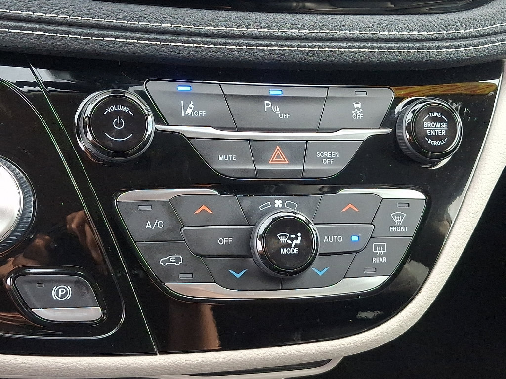Used 2023 Chrysler Pacifica Touring-L FWD image 15