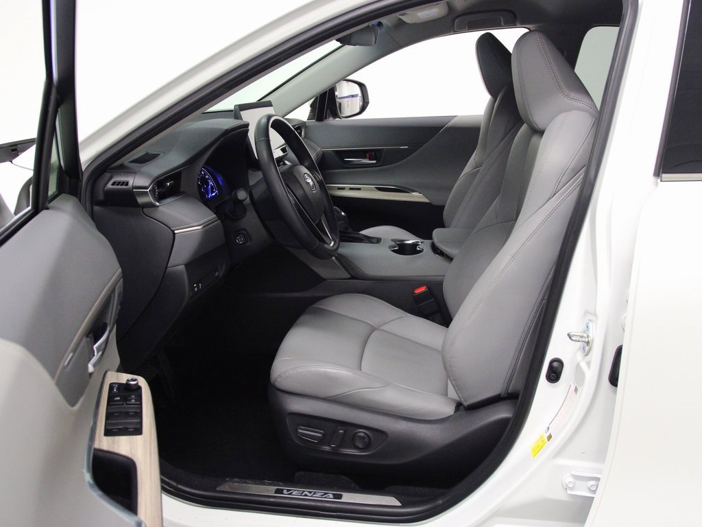 Used 2023 Toyota Venza image 17