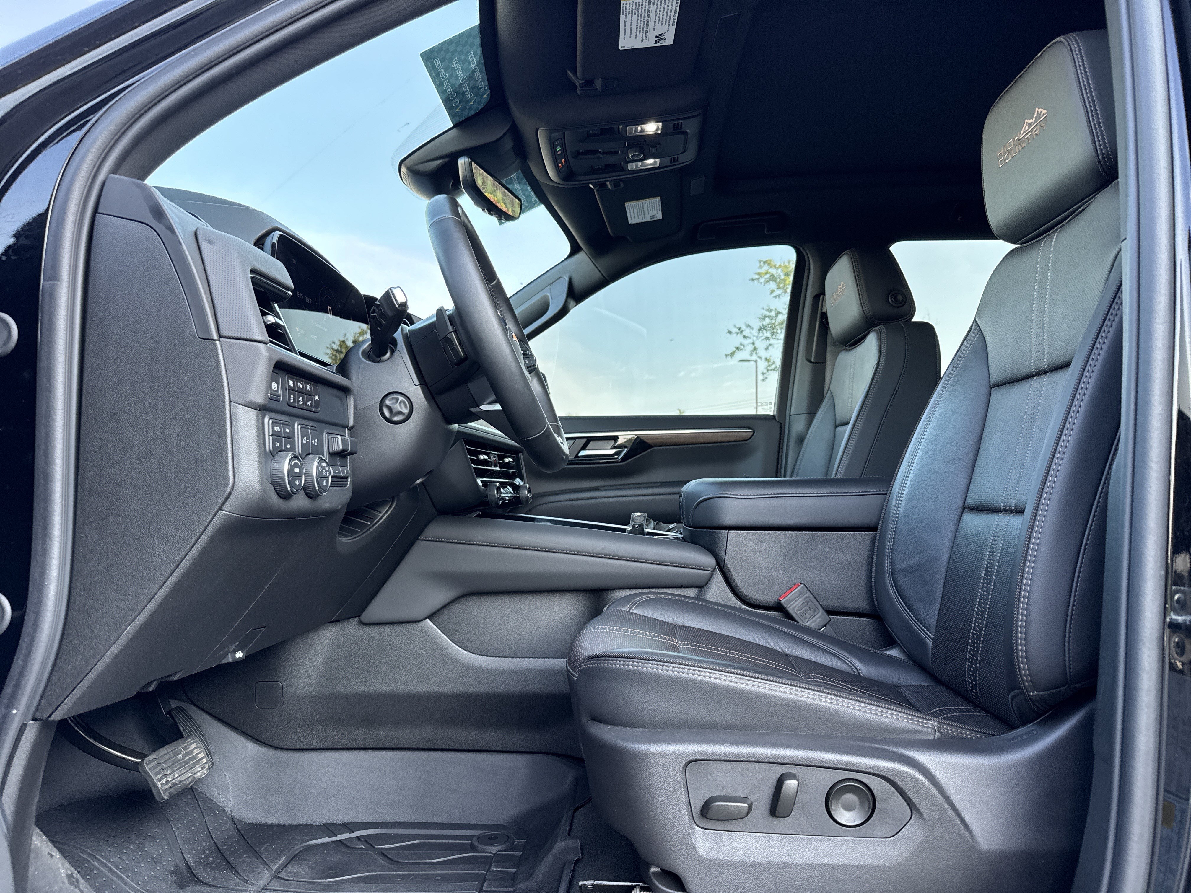 Used 2025 Chevrolet Tahoe High Country AWD/4WD image 16