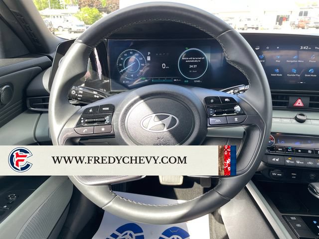 Used 2025 Hyundai Elantra Limited FWD image 14