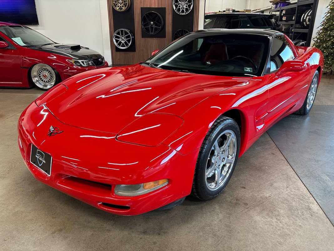 Used 2004 Chevrolet Corvette Coupe w/ Roof Package image 2