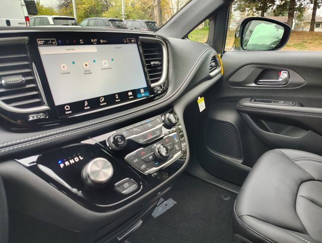 New 2026 Chrysler Pacifica Select FWD image 26