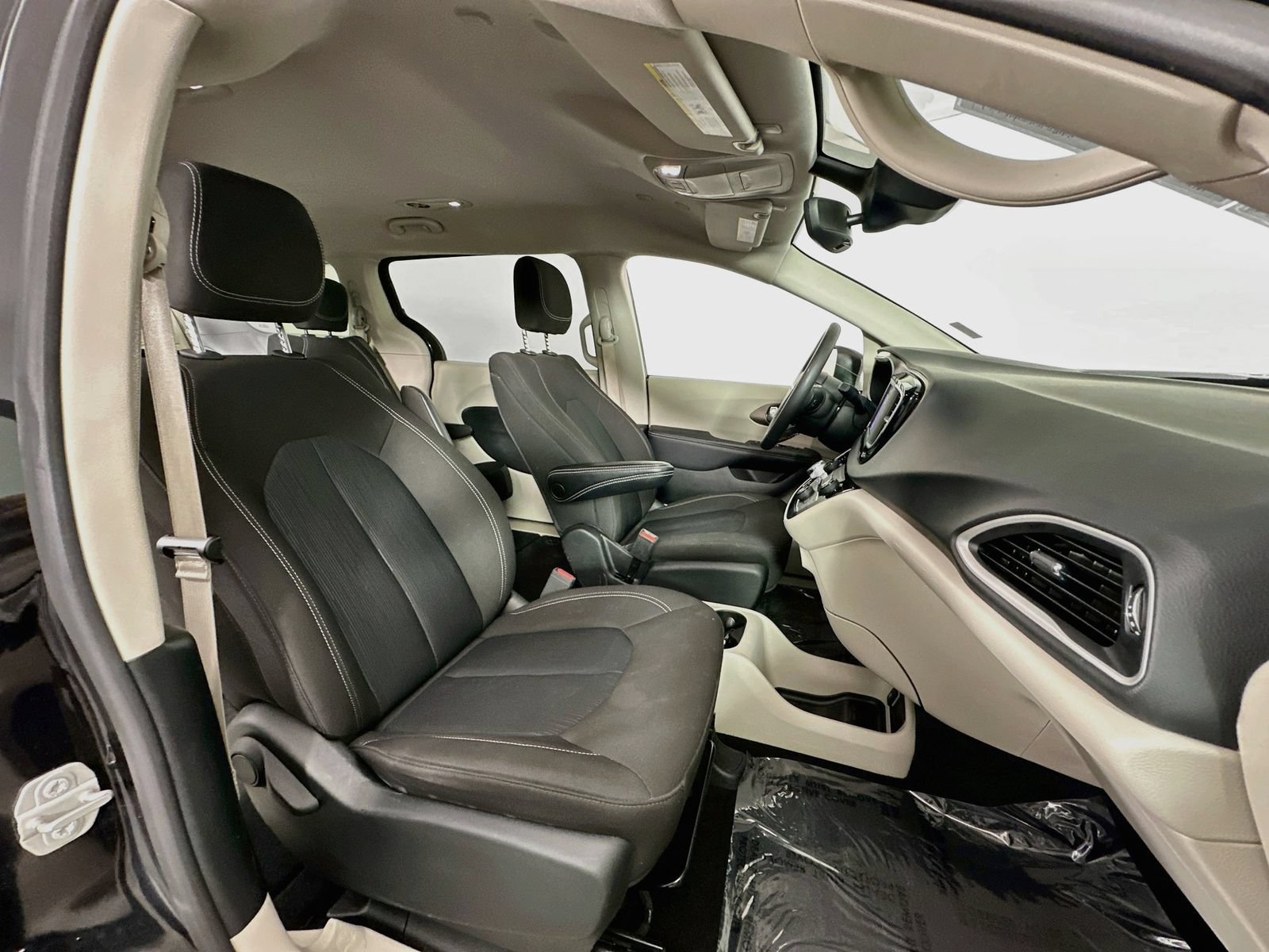 Used 2023 Chrysler Voyager LX FWD image 28