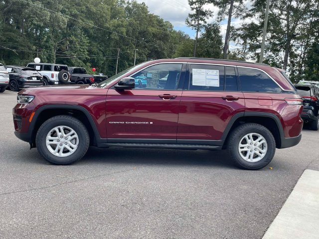 Used 2024 Jeep Grand Cherokee Laredo AWD/4WD image 33
