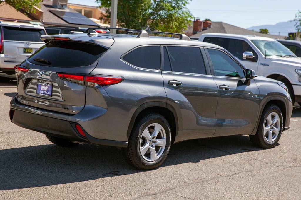 Used 2023 Toyota Highlander LE FWD image 4