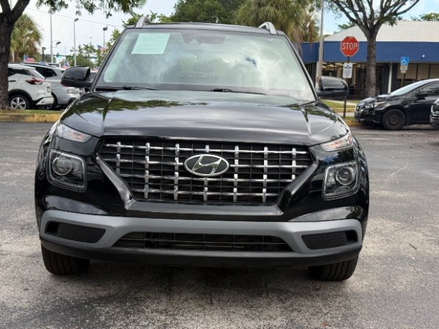 Used 2022 Hyundai Venue SEL FWD image 2