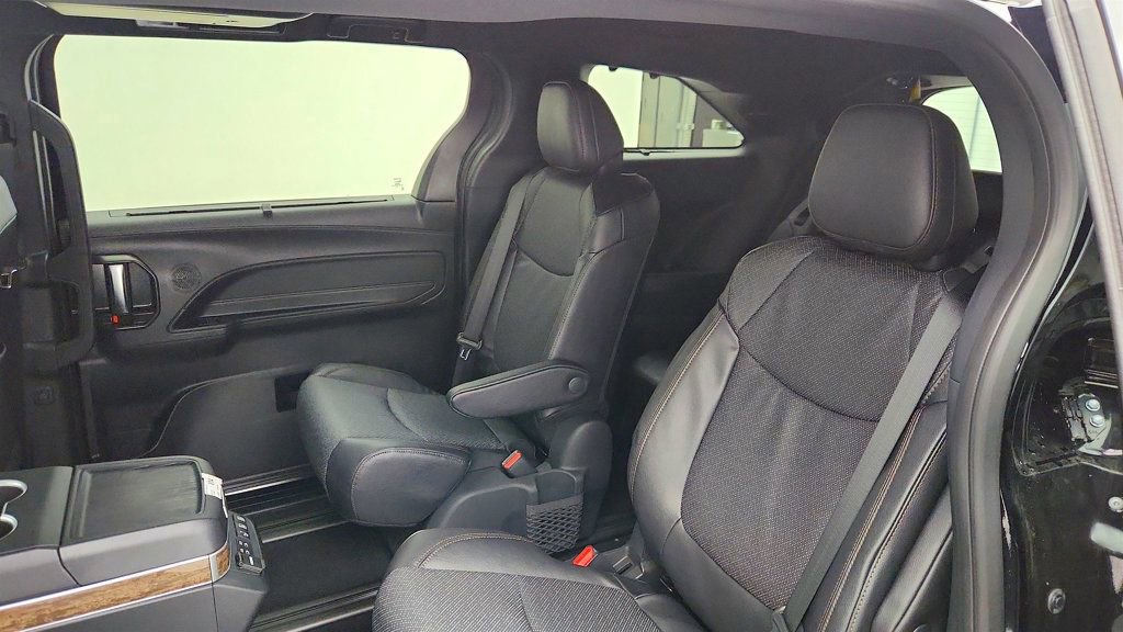 Used 2026 Toyota Sienna Platinum image 21