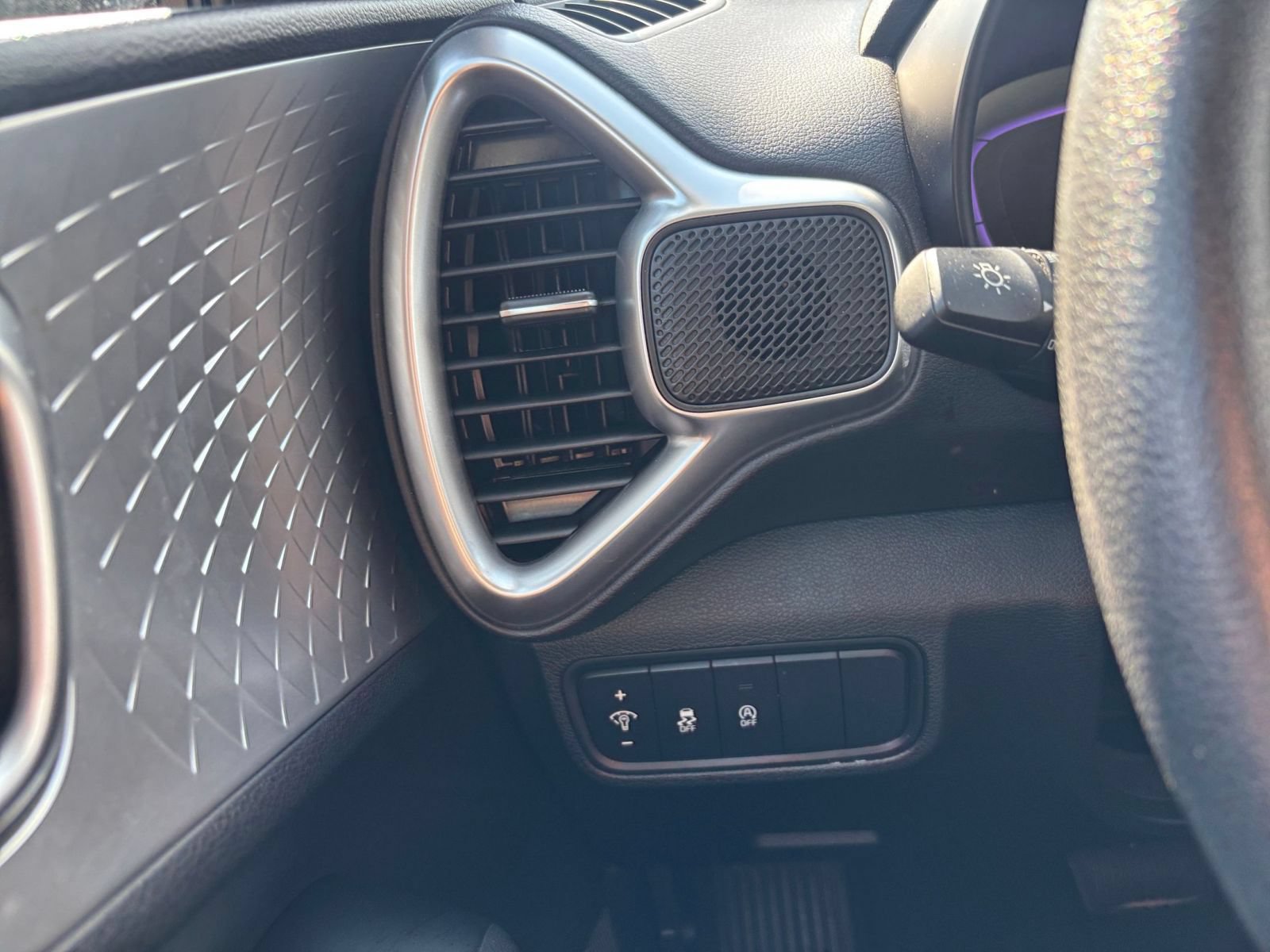 Used 2025 Kia Soul LX w/ LX Technology Package FWD image 27