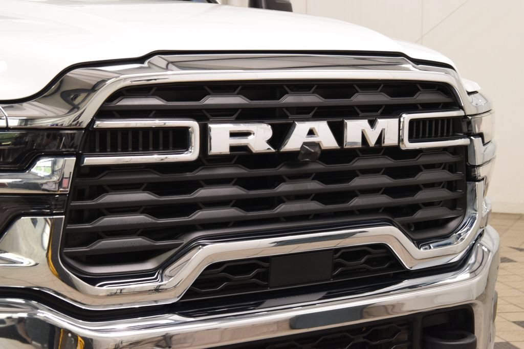 Used 2025 RAM 5500 4x4 Crew Cab image 5