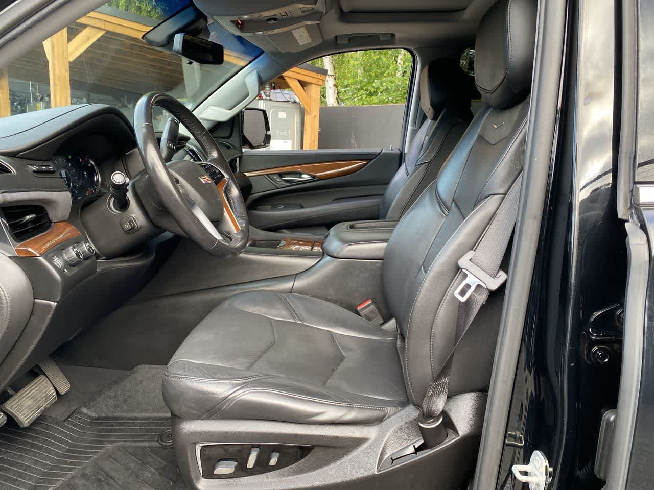 Used 2019 Cadillac Escalade ESV Luxury AWD/4WD image 13