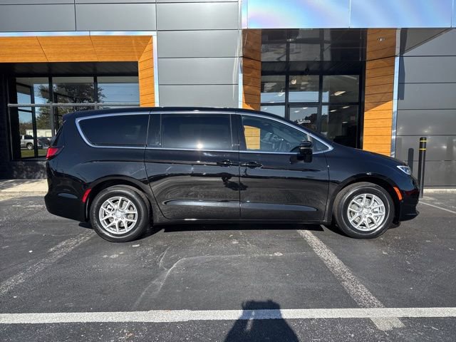 New 2026 Chrysler Pacifica Select image 2