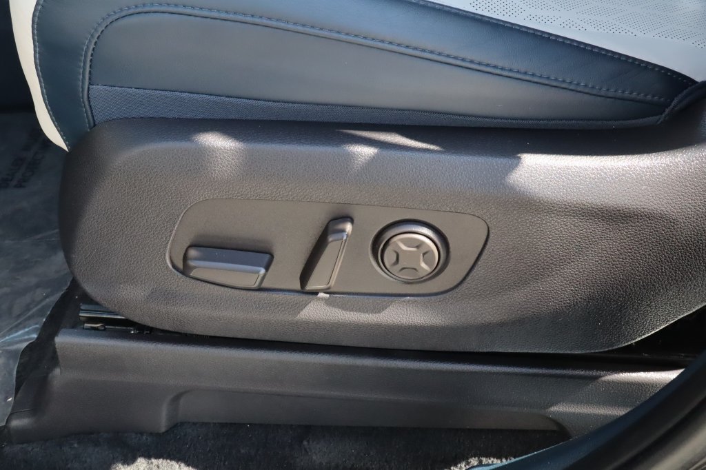 Used 2025 Kia Carnival EX FWD image 20
