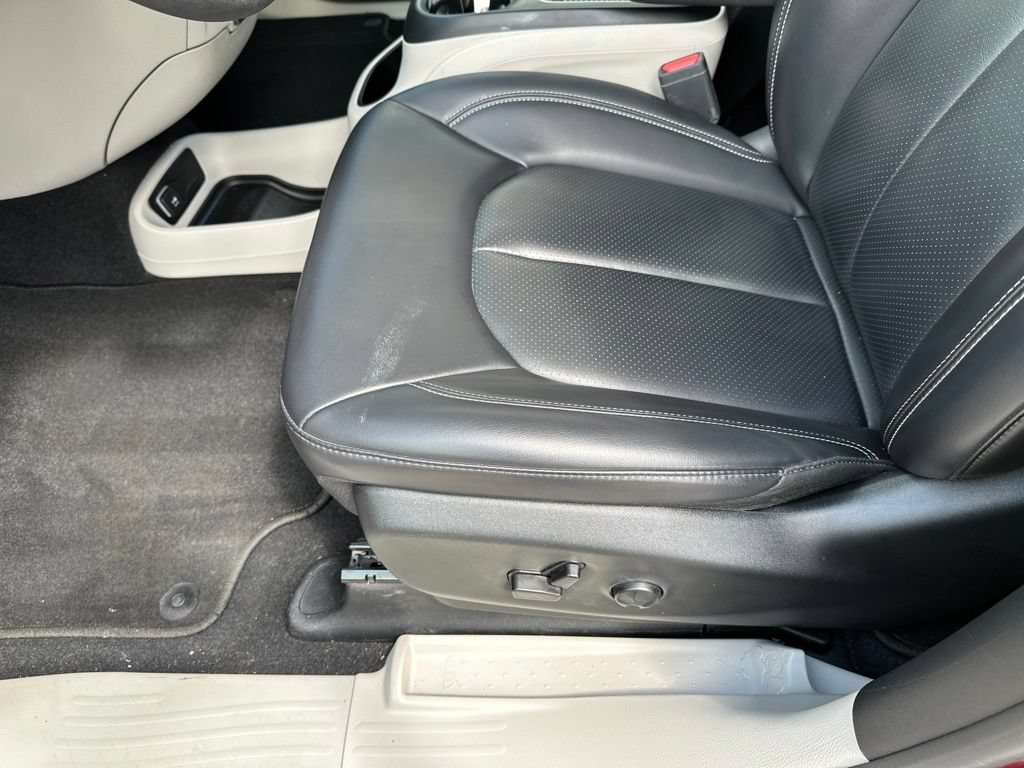 Used 2023 Chrysler Pacifica Touring-L AWD/4WD image 24