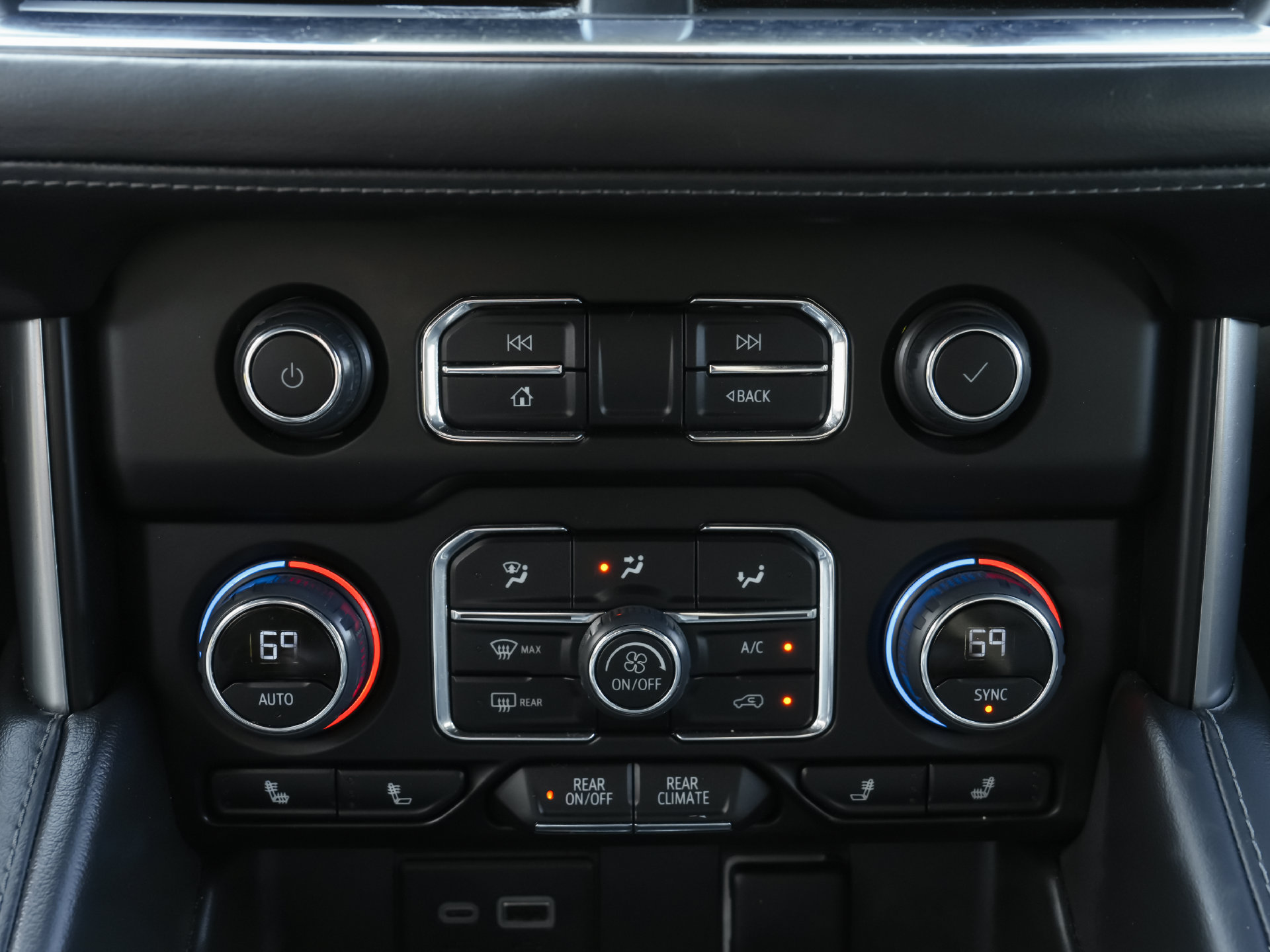 Used 2024 Chevrolet Suburban LT RWD image 16