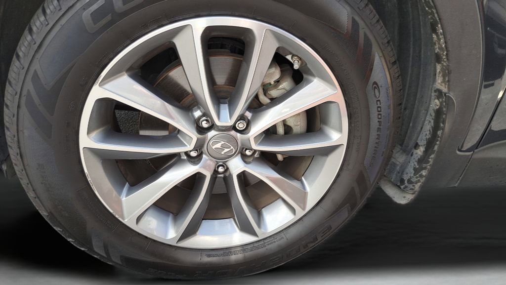 Used 2018 Hyundai Santa Fe SE w/ Cargo Package image 4