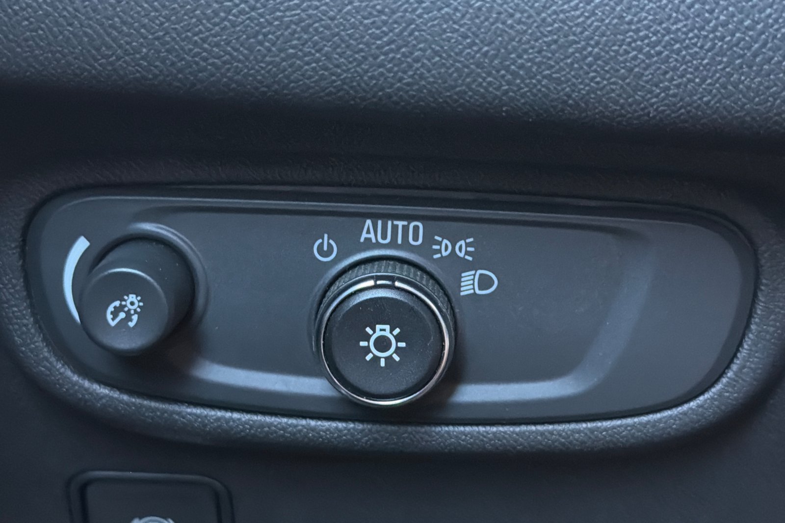 Used 2024 GMC Terrain SLE FWD image 35