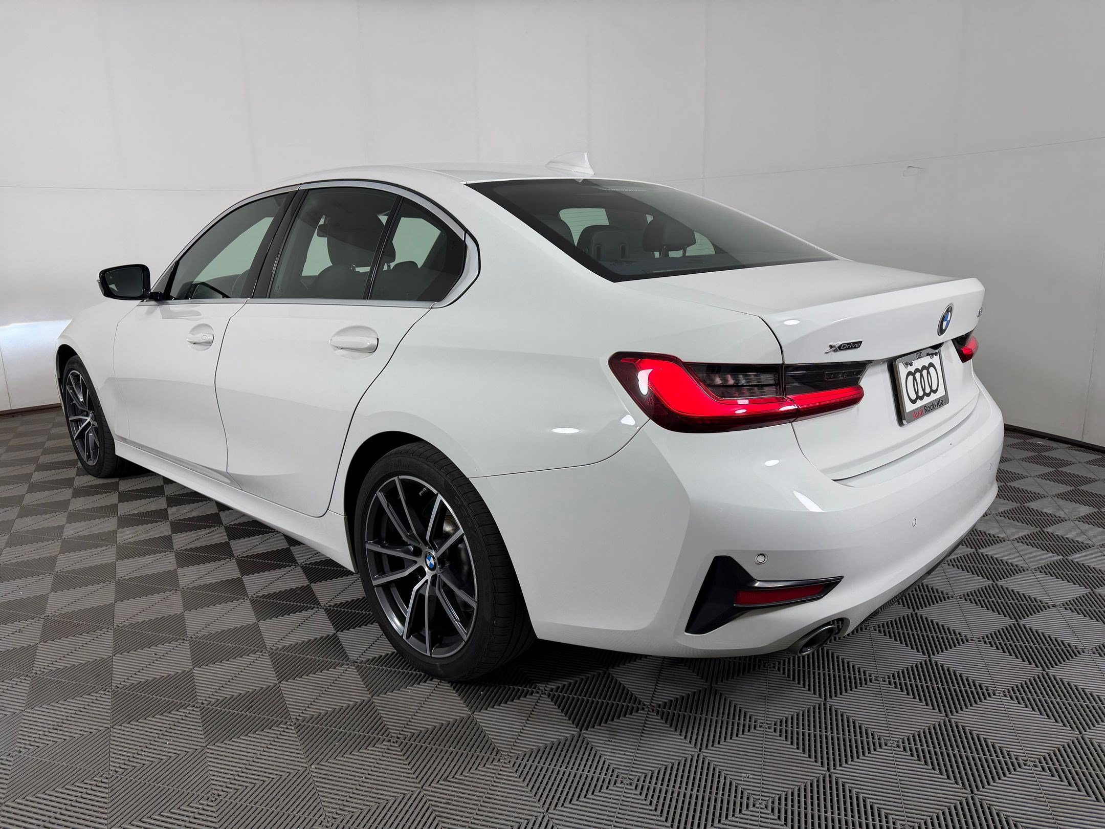 Used 2020 BMW 330i xDrive Sedan w/ Driving Assistance Package AWD/4WD image 3