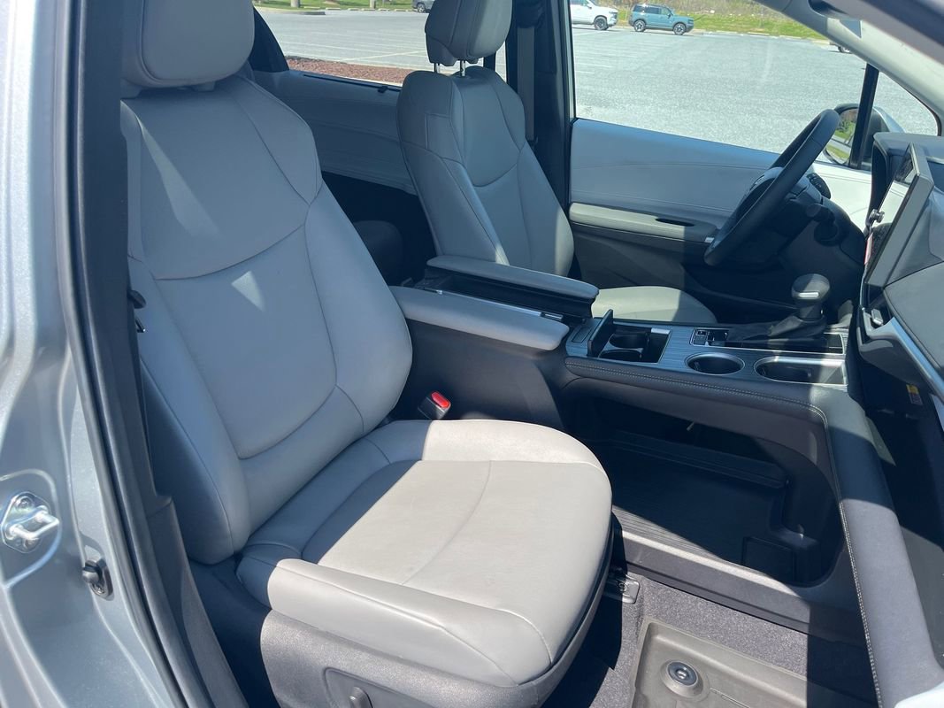 Used 2025 Toyota Sienna XLE AWD/4WD image 27