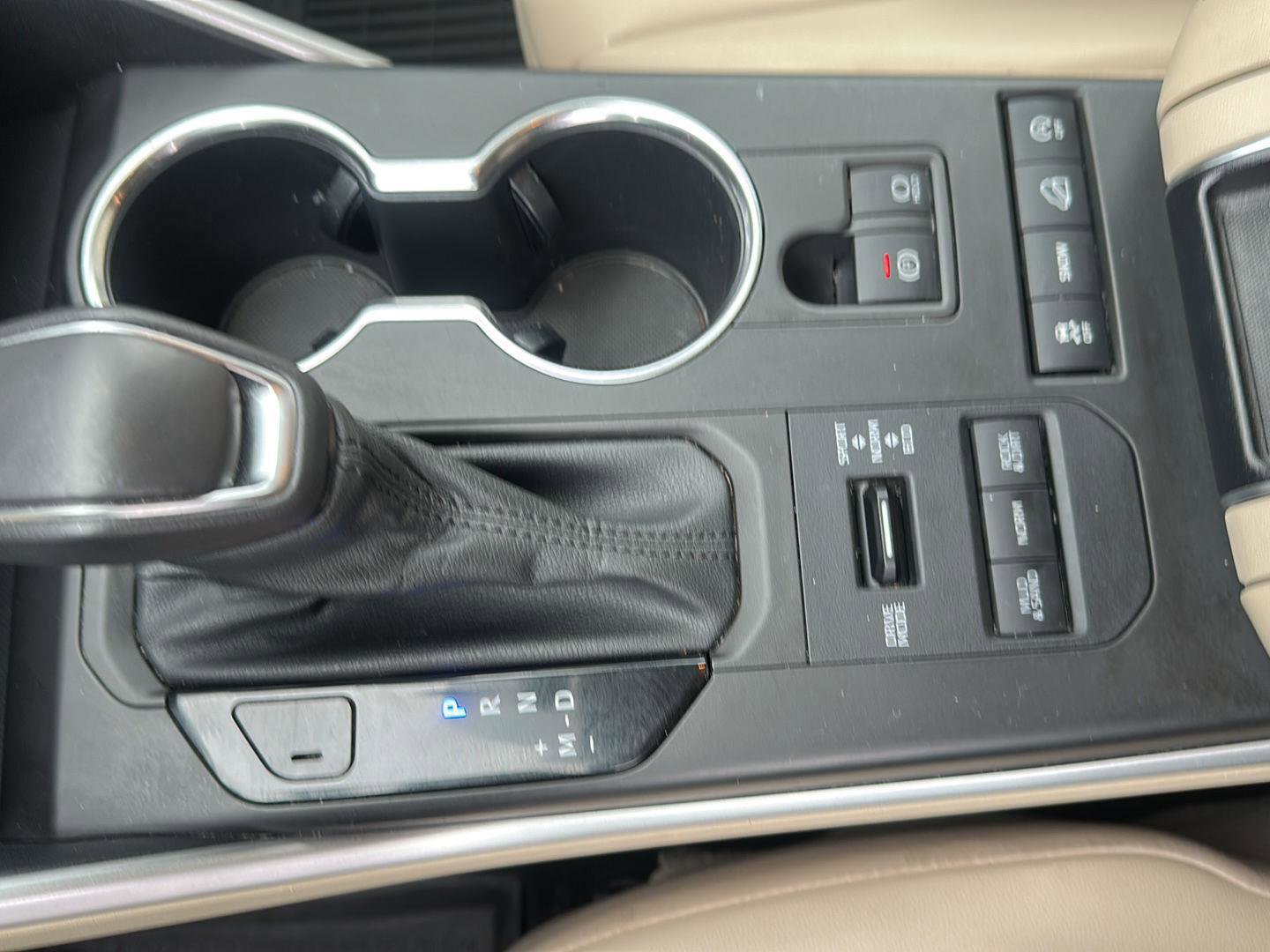 Used 2022 Toyota Highlander XLE AWD/4WD image 13